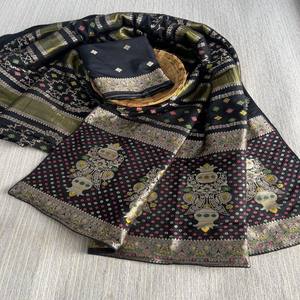 Sari VASTRA COTTAGE en viscose Georgette Pure Chinya avec tissage Jari doré, pallu floral riche et blouse contrastante teinte à la main - Product Image 1