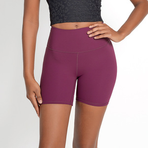Shorts de sport pour femmes avec logo personnalisé, construction respirante pour la course à pied, le yoga et les entraînements de fitness - Product Image 4