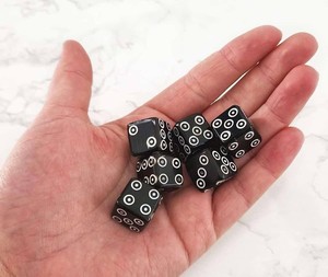 ลูกเต๋าทำมือจากเขาสัตว์สีดำธรรมชาติ D6 ชุดลูกเต๋าวิคกิ้งยุคกลางสำหรับเกมบนโต๊ะ RPG ลูกเต๋าจำลองแบบโบราณ ขายส่งจากผู้ผลิตลูกเต๋าทำจากกระดูก - Product Image 3