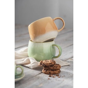 Taza de Té de Cerámica Hecha a Mano con Esmalte Verde Reactivo, Diseño Acanalado con Retención de Calor para una Elegancia Moderna en la Mesa, Acabado Artesanal - Product Image 3