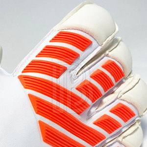 ถุงมือผู้รักษาประตูฟุตบอลแบบมืออาชีพ ป้องกันนิ้วมือ ระบายอากาศได้ดี - Product Image 6