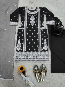 Elegante Salwar Kameez Moderno de Seda Semi-Chinon con Bordado Intenso, Ropa India Pakistaní para Eventos de Invierno, Interior de Seda Romana - Product Image 4