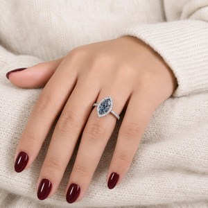 Anillo de boda de oro blanco de 14 quilates OM GEMS con diseño de halo, anillo de diamante azul de 1 quilate con corte marquesa cultivado en laboratorio para mujer - Product Image 4