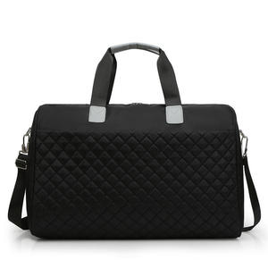 Sac de voyage matelassé en nylon de qualité supérieure, grande capacité, résistant à l'eau, sac de week-end pour femmes avec bandoulière - Product Image 3