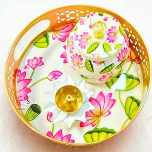 Plateau en métal traditionnel avec impression émaillée Pichwai, avec pot et porte-bougie, avec impressions pour mariage et cadeaux de remerciement - Product Image 1
