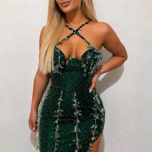 Vestido de Noche Largo de Satén Verde Esmeralda con Adornos, Apliques de Hojas de Cristal, Cuello Halter, Ajustado y con Abertura, para Fiesta Formal - Product Image 3