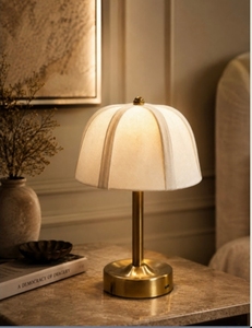 Lampe de table USB E26 en métal doré avec abat-jour en tissu blanc cassé, lampe de chevet LED moderne décorative pour lecture, idéale pour hôtel et maison - Product Image 1