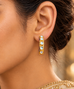 Exclusivos Pendientes con Incrustaciones de Meenakari en Vidrio Verde Azulado y Baño de Oro de 18K |   Aros Vintage de Joyería India Tradicional para Mujer de Jaipur - Product Image 3