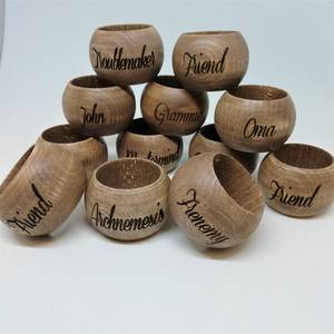 Anneaux de serviette en bois ronds de 4,5 cm de large, gravés, personnalisés, décoration de table classique, design durable - Product Image 4