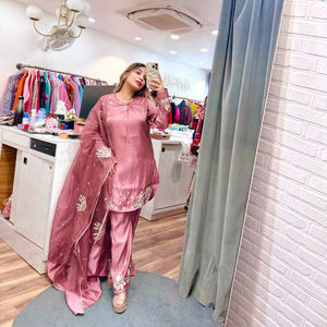 Ensemble de kurta à motifs de créateur pour femmes – Collection de vêtements ethniques festifs - Product Image 1