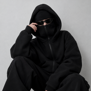 Veste streetwear personnalisée pour femme avec capuche double cagoule intégrée, fermeture éclair intégrale, en polyester et coton, avec cache-visage intégré et poignets côtelés - Product Image 3