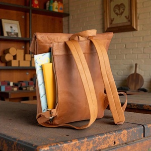 Mochila de cuero enrollable ajustable y cómoda para un movimiento fluido, elegante para el verano, moderna y relajada. - Product Image 4