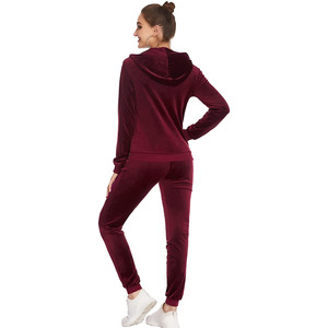 Ensemble de survêtement court en velours uni pour femme, style streetwear, avec sweat à capuche zippé et pantalon de survêtement doublé polaire – Vente en gros personnalisée pour l'hiver - Product Image 3