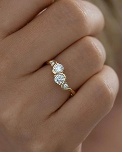 Anillo de Compromiso de Lujo con Baño de Oro de 14K, Diseño en Forma de S, con Topacio y Circonita Brillante, Corte Ondulado de 4 Piedras para Mujer - Product Image 5