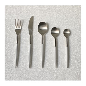 Juego de Cubiertos Profesionales Personalizados de Fábrica con Mango de Resina Fina, Acabado Mate, Cubertería para Bodas, Cubertería Plateada y Dorada, Vajilla - Product Image 1