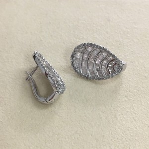 Pendientes de Aro Huggie de Plata de Ley 925 con Diamantes Redondos y Baguette de 2.10 Ct para Mujer, Uso Diario, Joyería al por Mayor para Bodas - Product Image 3
