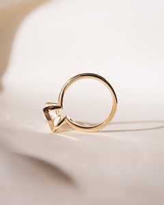 Bague de fiançailles demi-sertie avec diamant de laboratoire taille radiant de 4 carats, certifiée IGI, trois pierres - Product Image 5