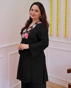 La temporada festiva requiere atuendos que brillen con la misma luminosidad que las celebraciones. Con este conjunto festivo de georgette puro, ¡estás listo para la fiesta! - Product Image 2