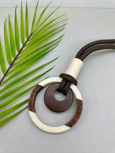 Collar de resina hecho a mano con forma personalizada y colgante único para chicas, de Universal Overseas en INDIA al precio más bajo. - Product Image 5