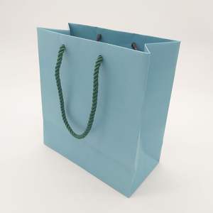 Sacs en papier kraft avec poignées personnalisables, utilisés pour les célébrations de vacances et l'emballage de petits cadeaux. - Product Image 4