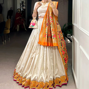 Blouse en soie Paithani traditionnelle avec broderie Zari et bordure en dentelle, accompagnée d'un Lehenga en soie Vichitra - Product Image 1