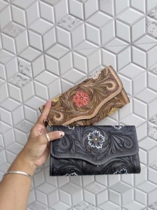 Cartera de Cuero Genuino con Diseño Personalizado y Grabado a Mano, Elegante y Versátil, Estilo Western, en Oferta - Product Image 5