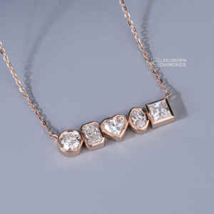 Colgante de Lujo en Oro Rosa de 14K con Moissanita Multiforma para Mujer, con Piedras en Corte Esmeralda, Ovalado, Redondo, Corazón y Princesa - Product Image 3