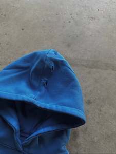 Sudaderas con capucha cortas personalizadas para hombre, estilo vintage, estampado gráfico escénico, detalle de texto en la manga, acabado desgastado, ropa urbana premium - Product Image 4