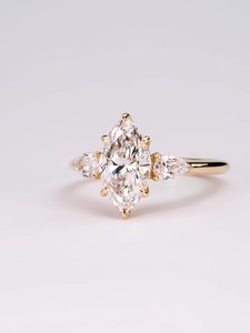 แหวนหมั้นเพชรทรงมาร์คีส์หรูหรา 2.50 กะรัต ทอง 18K/14K/10K แหวนเจ้าสาวสามเม็ด แหวนเพชรแบบกำหนดน้ำหนักได้ เครื่องประดับคุณภาพสูง ขายส่ง - Product Image 6