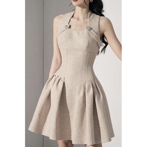 Vestido midi sin mangas de inspiración vintage con cuello cuadrado y botones decorativos - Product Image 1