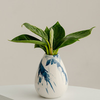 Vase en céramique vintage avec illustrations artistiques dessinées à la main, vase floral artistique, ornements à motifs bleus peints à la main