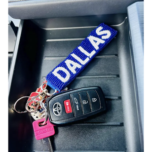 Llavero de Moda Hecho a Mano con Cuentas, Diseño Artesanal Colorido con Patrón de Alfabeto para Regalar a Amantes de la Moda - Product Image 1