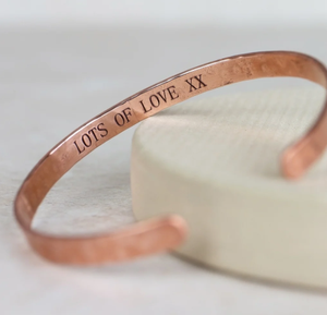 Brazalete Abierto de Cobre Puro con Mensaje Grabado Personalizado, Mucha Amor, Joyería Metálica Moderna, Diseño Exquisito - Product Image 1
