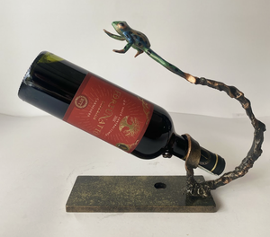 Porte-bouteille décoratif en fer forgé 100% artisanal en forme de grenouille, support pour une bouteille, décoration vintage de luxe pour la maison, fabriqué au Vietnam - Product Image 1