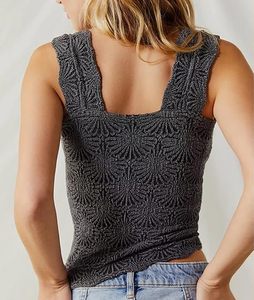 Tops cortos de tirantes anchos con cuello cuadrado para mujer, con estampado floral, ajuste ceñido y ribete de volantes, ideales para salir. - Product Image 2