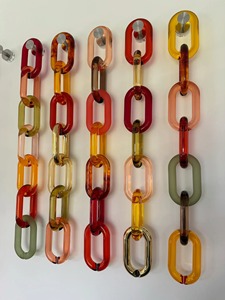 Sculpture d'art en résine artisanale avec maillons de chaîne entrelacés, décoration murale pour la maison, chaîne décorative, design moderne et coloré - Product Image 6
