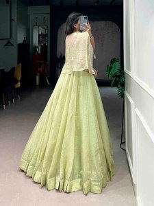 ชุดเลเฮนกาสำหรับงานต้อนรับดีไซเนอร์ พร้อมเสื้อโคติสำหรับผู้หญิง - Product Image 6
