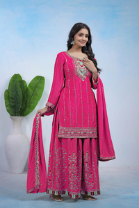 Haut en soie chinon avec broderie à motif micro-codé intégré, associé à un pantalon palazzo ample et à une dupatta en soie chinon brodée. - Product Image 2