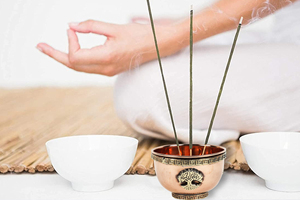 Brûleur d'encens en cuivre Arbre de Vie, petit bol pour fumigation et offrandes, utilisations multiples, par Indian Consigners - Product Image 6