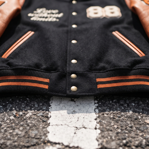 Chaqueta Varsity de Lana Personalizada para Hombre con Cierre de Botones de Cuerno, Logotipo Frontal, Ecológica, Informal, de Invierno, Estilo Béisbol - Product Image 4