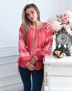 Chemise décontractée pour femme, rouge, brodée, col en V, manches courtes, coupe classique, tissu popeline 100% coton - Product Image 1