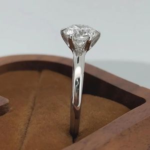 Anillo de Compromiso Solitario Clásico de Oro de 18K y Plata de Ley 925 con Diamante Cultivado en Laboratorio de Corte Redondo de 6 Puntas - Product Image 3