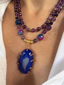 Collier en résine élégant multicolore, fabriqué artisanallement, avec une touche de luxe, provenant d'Inde. - Product Image 3