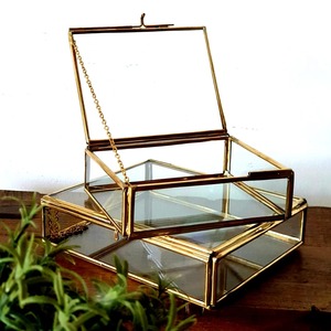 Boîte à accessoires contemporaine en métal et verre, élégant organisateur de bijoux, conteneur de présentation transparent, étui de rangement décoratif pour souvenirs - Product Image 1