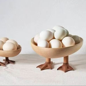 Support à œufs classique en bois avec finition grain de bois naturel pour une décoration de cuisine traditionnelle et contemporaine - Product Image 1