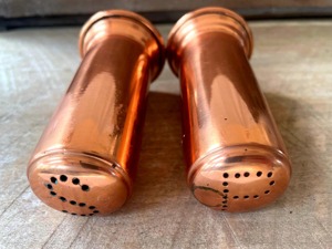 Salero y pimentero de cobre con beneficios, diseño tradicional para una gastronomía inspirada en el bienestar, venta al por mayor desde India - Product Image 2