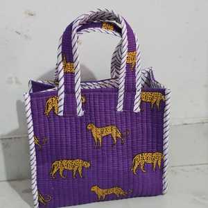 Bolso Tote Acolchado Floral Morado de Veer Handicrafts con Asas a Rayas, Estilo Bohemio, Aislado, para Compras, Uso Diario y Viajes, Material de Algodón - Product Image 3