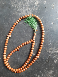 Mala de madera artesanal aromática para meditación, tasbih, recitación y uso como cuentas de oración. - Product Image 3