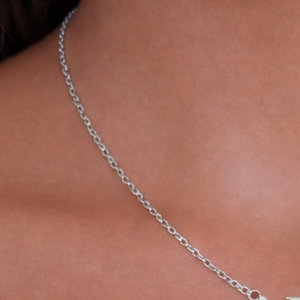 Collar AKA con Colgante de Letra Plateada, Cadena Minimalista, Joyería Elegante, Accesorio de Moda Ligero para Uso Diario - Product Image 3