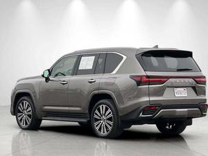 Usado 2024 L X 600 Lujo Tracción Total Izquierda Automático Ruedas de Aleación Oscuras R18 Tercera Fila Asientos de Cuero Arranque Remoto Bluetooth 360 Trasero - Product Image 5